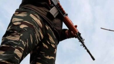 सीआरपीएफ जवान ने खुद को मारी गोली, मौके से मिला 6 पन्नों का सुसाइड नोट सीआरपीएफ जवान ने खुद को मारी गोली, मौके से मिला 6 पन्नों का सुसाइड नोट