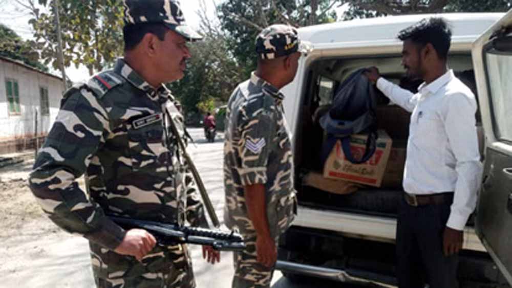 नेपाल में प्रदर्शन के बीच सीमा पर सख्ती: पीलीभीत और लखीमपुर खीरी में बढ़ाई गई चौकसी, एसएसबी जवान कर रहे चेकिंग नेपाल में प्रदर्शन के बीच सीमा पर सख्ती: पीलीभीत और लखीमपुर खीरी में बढ़ाई गई चौकसी, एसएसबी जवान कर रहे चेकिंग