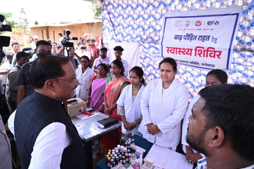 बाढ़ प्रभावितों का हाल जानने उनके बीच पहुँचे मुख्यमंत्री साय: अधिकारियों को राहत एवं पुनर्वास कार्यों में तेजी लाने के निर्देश