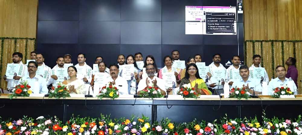 सीएम हेमंत ने 19 नगर पालिका सेवा अभ्यर्थियों को दिए नियुक्ति पत्र, कहा- झारखंड का सर्वांगीण विकास प्राथमिकता सीएम हेमंत ने 19 नगर पालिका सेवा अभ्यर्थियों को दिए नियुक्ति पत्र, कहा- झारखंड का सर्वांगीण विकास प्राथमिकता