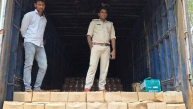 सिमडेगा में शराब की बड़ी खेप जब्त, 1 करोड़ से अधिक की कीमत, ट्रक चालक गिरफ्तार सिमडेगा में शराब की बड़ी खेप जब्त, 1 करोड़ से अधिक की कीमत, ट्रक चालक गिरफ्तार