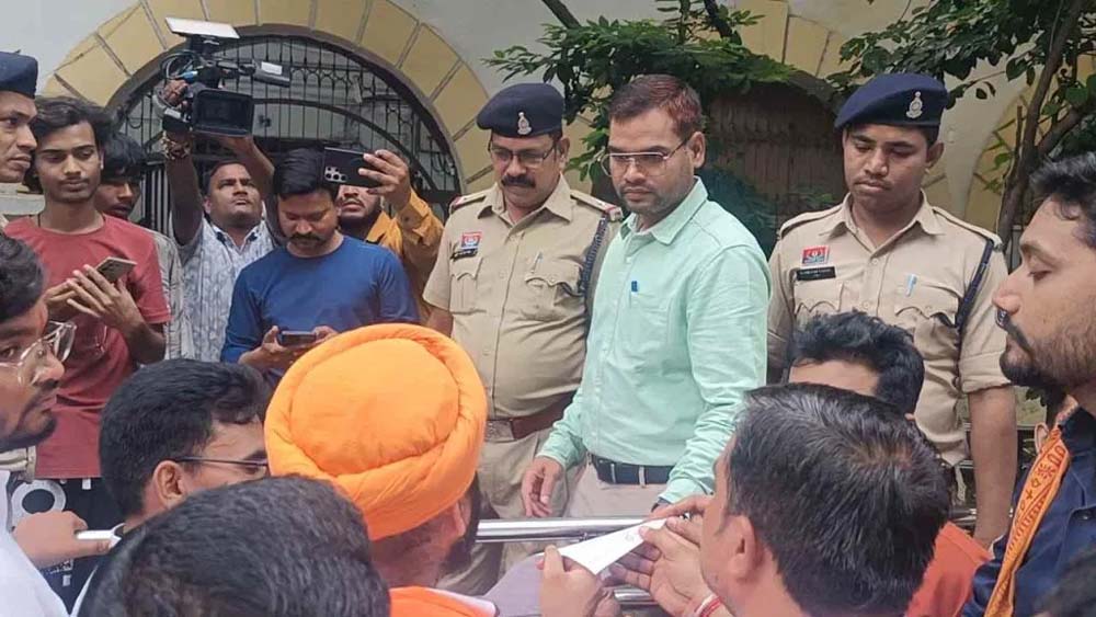 नवरात्रि में गरबा आयोजनों में अश्लीलता पर रोक की मांग, हिंदू संगठनों ने कलेक्टर को सौंपा ज्ञापन