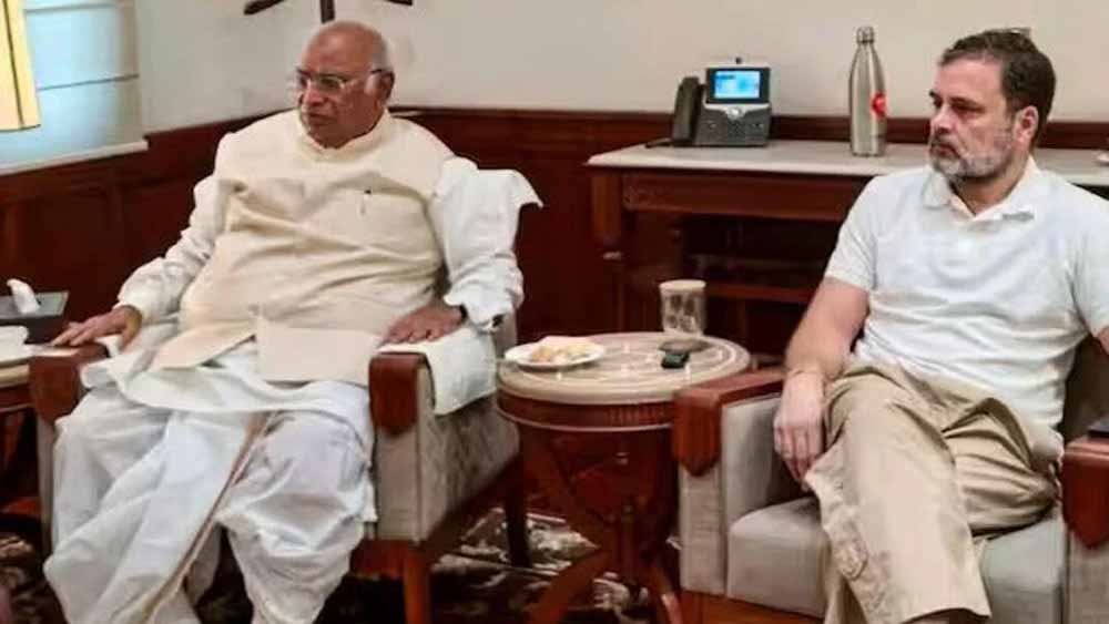 कांग्रेस ने बनाई प्रदेश चुनाव समिति,  अखिलेश सिंह को नहीं मिली जगह, जानिए, लिस्ट में कौन-कौन हैं