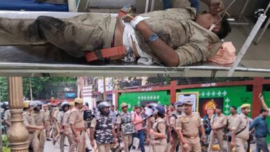 वकीलों का बवाल: दरोगा सहित चार पुलिसकर्मी पीटे, कचहरी बनी छावनी