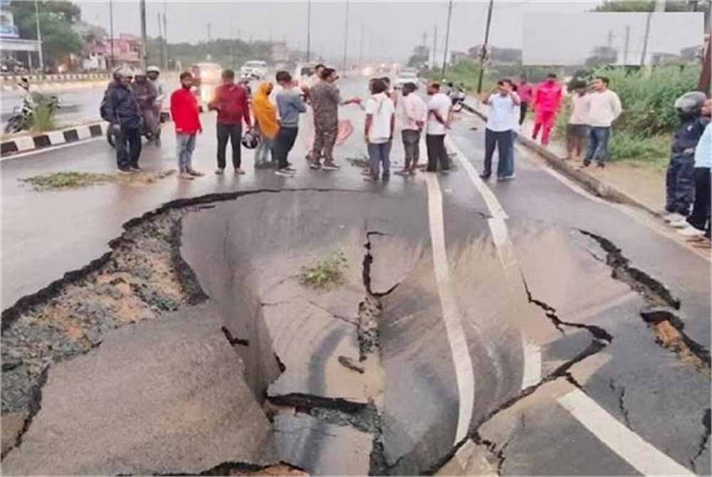 धनबाद की आठ लेन सड़क फिर धंसी, 461.9 करोड़ की लागत से हुआ था निर्माण
