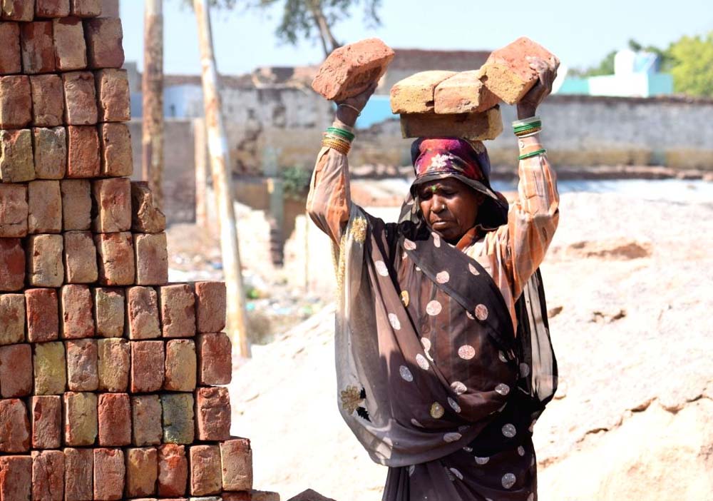 दिल्ली में महिला श्रमिकों की बढ़ी हिस्सेदारी, लेकिन मजदूरी में अब भी पुरुषों से पीछे