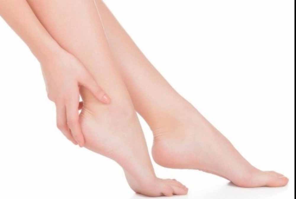 फटी एड़ियों और रूखे पैरों से छुटकारा पाने के लिए अपनाएँ ये आसान टिप्स फटी एड़ियों और रूखे पैरों से छुटकारा पाने के लिए अपनाएँ ये आसान टिप्स