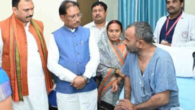 मुख्यमंत्री साय ने एम्स रायपुर में भर्ती विशंभर यादव और नीलू गुप्ता का जाना कुशलक्षेम 
