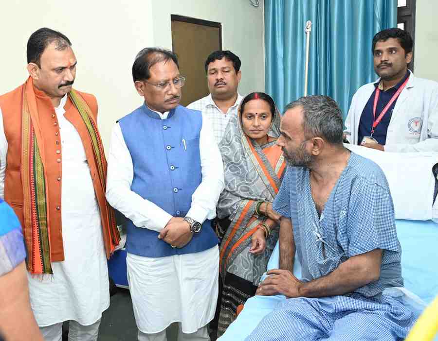 मुख्यमंत्री साय ने एम्स रायपुर में भर्ती विशंभर यादव और नीलू गुप्ता का जाना कुशलक्षेम  मुख्यमंत्री साय ने एम्स रायपुर में भर्ती विशंभर यादव और नीलू गुप्ता का जाना कुशलक्षेम