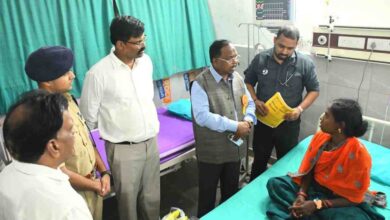लुत्ती डैम टूटने से प्रभावित ग्रामीणों का हाल चाल जानने जिला अस्पताल पहुंचे कृषि मंत्री नेताम