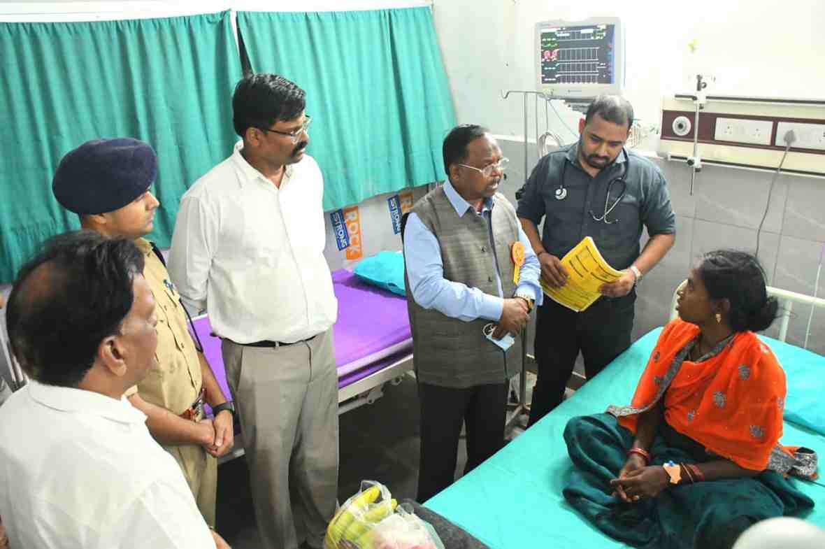 लुत्ती डैम टूटने से प्रभावित ग्रामीणों का हाल चाल जानने जिला अस्पताल पहुंचे कृषि मंत्री नेताम लुत्ती डैम टूटने से प्रभावित ग्रामीणों का हाल चाल जानने जिला अस्पताल पहुंचे कृषि मंत्री नेताम