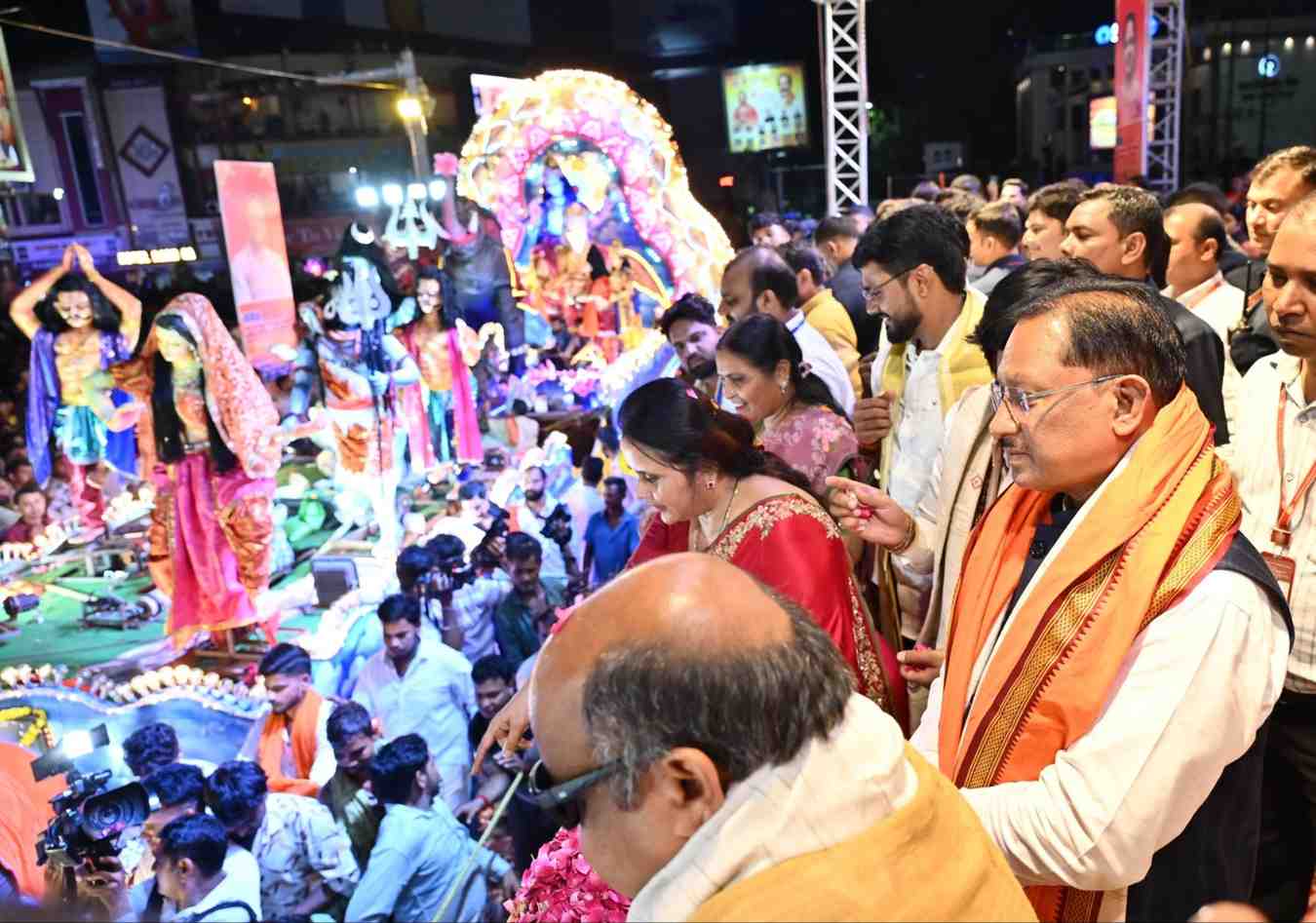 विविध पौराणिक प्रसंगों एवं आधुनिक घटनाओं पर आधारित सुसज्जित झांकियां बनी आकर्षण का केंद्र विविध पौराणिक प्रसंगों एवं आधुनिक घटनाओं पर आधारित सुसज्जित झांकियां बनी आकर्षण का केंद्र