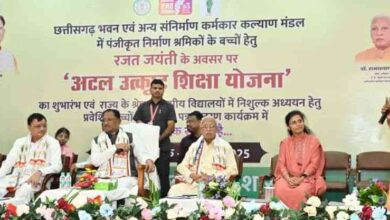 मुख्यमंत्री विष्णु देव साय की आत्मीयता ने छुआ श्रमिक परिवार का दिल, अब बेटी प्रतिज्ञा के सपने होंगे पूरे मुख्यमंत्री विष्णु देव साय की आत्मीयता ने छुआ श्रमिक परिवार का दिल, अब बेटी प्रतिज्ञा के सपने होंगे पूरे