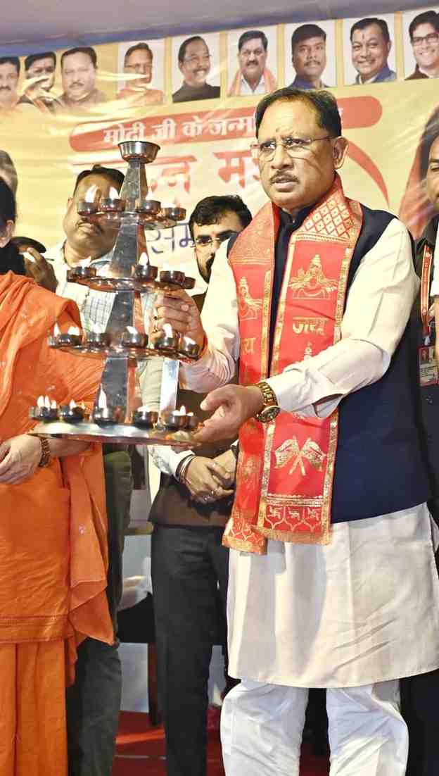 मुख्यमंत्री साय खारुन मईया समरसता भव्य महाआरती में हुए शामिल : महाआरती में मंत्रोच्चार से गूंजा खारुन नदी का महादेव घाट मुख्यमंत्री साय खारुन मईया समरसता भव्य महाआरती में हुए शामिल : महाआरती में मंत्रोच्चार से गूंजा खारुन नदी का महादेव घाट
