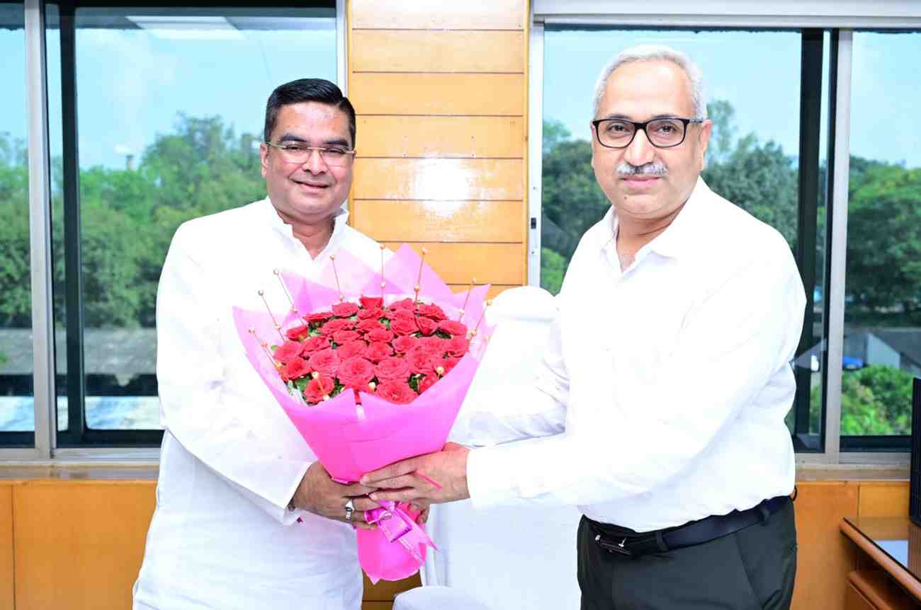 अस्पताल,स्कूल,खाली जमीन और बंद स्कूलों के मुद्दों को लेकर विधायक रिकेश सेन की निदेशक प्रभारी से हुई सार्थक चर्चा