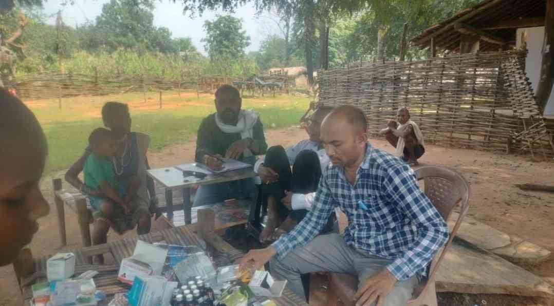 बस्तर संभाग के दूरस्थ क्षेत्र अबूझमाड़ से लगे ग्राम कोंडे तक पहुँची स्वास्थ्य सेवाएँ,इंद्रावती नदी में स्वयं नाव चलाकर गाँव पहुँचे स्वास्थ्य विभाग के कर्मचारी बस्तर संभाग के दूरस्थ क्षेत्र अबूझमाड़ से लगे ग्राम कोंडे तक पहुँची स्वास्थ्य सेवाएँ,इंद्रावती नदी में स्वयं नाव चलाकर गाँव पहुँचे स्वास्थ्य विभाग के कर्मचारी