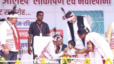 मुख्यमंत्री विष्णुदेव साय का आत्मीय और वात्सल्यपूर्ण व्यवहार : नन्ही बच्ची भूमिका बघेल को दुलारते हुए खिलाया महुआ लड्डू