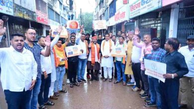 विधायक ने व्यापारियों को स्वदेशी स्लोगन बोर्ड और स्टिकर बांटे, कहा – नेक्स्ट जेन जीएसटी से खिले ग्राहकों के भी चेहरे