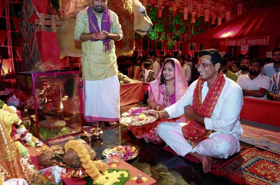 भिलाई में नवरात्रि पर्व की धूम, विधायक देवेंद्र यादव ने परिवार सहित माता रानी के दर्शन कर लिया आशीर्वाद भिलाई में नवरात्रि पर्व की धूम, विधायक देवेंद्र यादव ने परिवार सहित माता रानी के दर्शन कर लिया आशीर्वाद