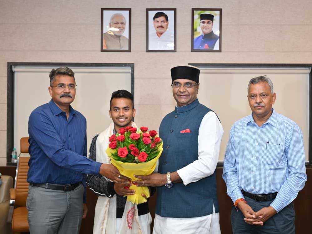 हॉकी एशिया कप में विजय पर मंत्री सारंग ने विवेक सागर को किया सम्मानित