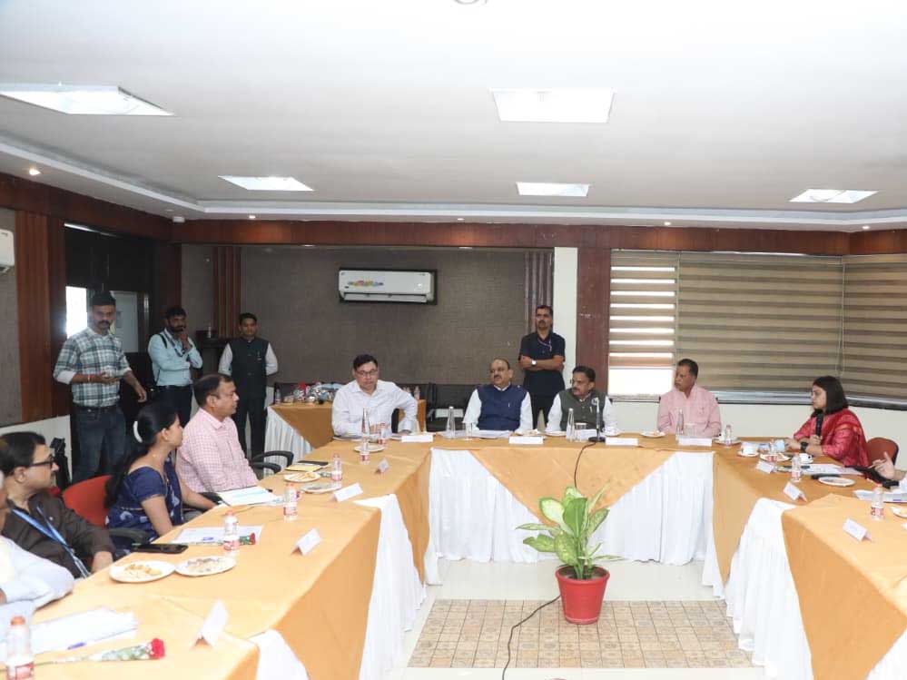 फार्मेसी पंजीयन प्रक्रिया होगी पूरी तरह ऑनलाइन, पूरी पारदर्शिता से करें प्रकरणों का निराकरण : उप मुख्यमंत्री शुक्ल