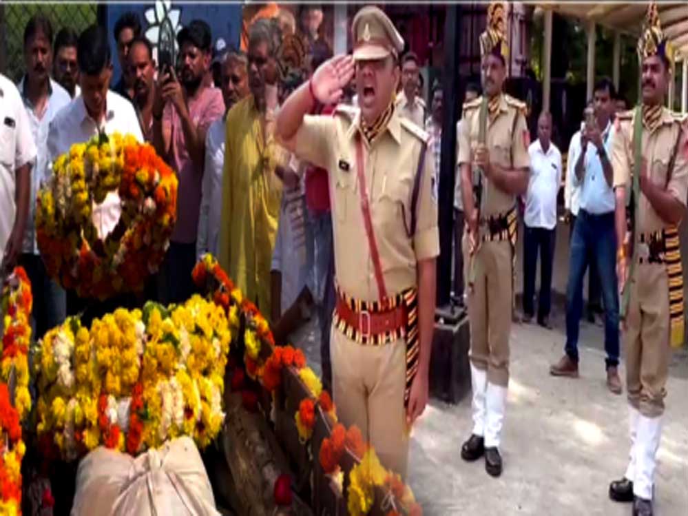 उज्जैन में आरक्षक आरती को राजकीय सम्मान के साथ दी अंतिम विदाई, शिप्रा नदी से 3 दिन बाद मिला शव उज्जैन में आरक्षक आरती को राजकीय सम्मान के साथ दी अंतिम विदाई, शिप्रा नदी से 3 दिन बाद मिला शव