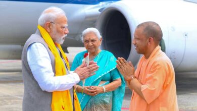 राज्यपाल व सीएम योगी ने काशी में किया प्रधानमंत्री का स्वागत