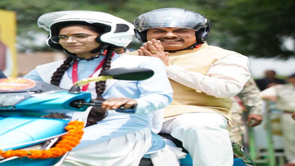 मुख्यमंत्री डॉ. यादव ने हेलमेट पहन कर विद्यार्थियों को दिया सुरक्षा का संदेश