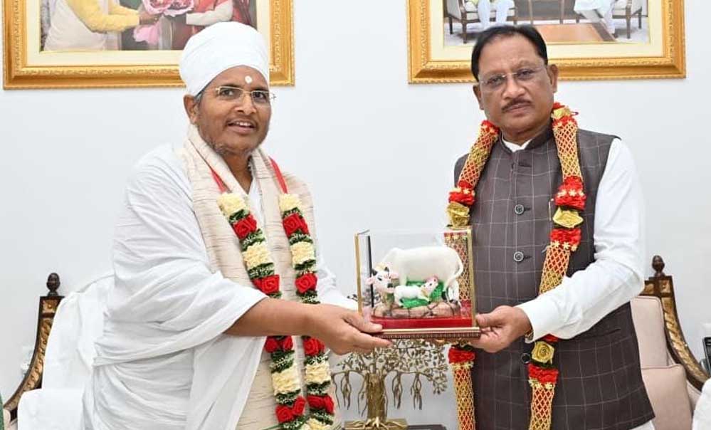 रायपुर : मुख्यमंत्री से पूज्य संत श्री असंग देव जी ने की सौजन्य भेंट