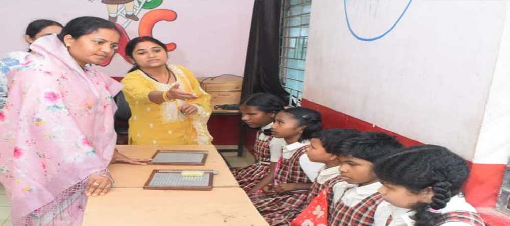 रायपुर : मंत्री श्रीमती राजवाड़े ने दिव्यांग बच्चों से की आत्मीय मुलाकात रायपुर : मंत्री श्रीमती राजवाड़े ने दिव्यांग बच्चों से की आत्मीय मुलाकात