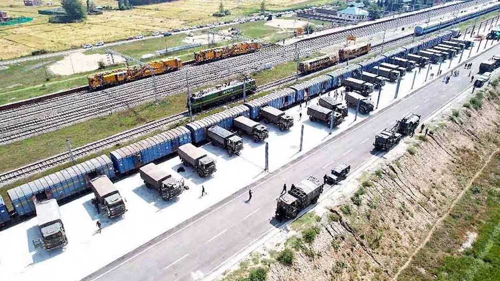 कश्मीर पहुंची भारतीय सेना की पहली मालगाड़ी, लौटते वक्त सेब लेकर आएगी घाटी की मिठास