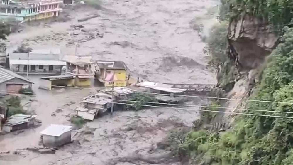 देहरादून में तबाही: सहस्त्रधारा से फन वैली तक बारिश और बादल फटने का कहर, PM मोदी-शाह ने ली अपडेट देहरादून में तबाही: सहस्त्रधारा से फन वैली तक बारिश और बादल फटने का कहर, PM मोदी-शाह ने ली अपडेट