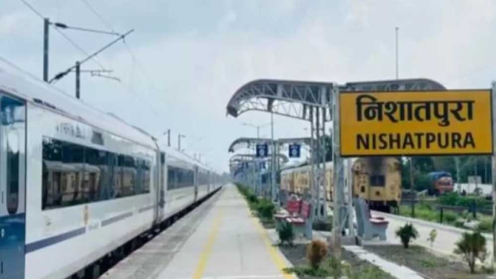 भोपाल का 500 करोड़ का निशातपुरा रेलवे स्टेशन: ट्रेनें रुकती हैं, पर यात्री नहीं उतरते भोपाल का 500 करोड़ का निशातपुरा रेलवे स्टेशन: ट्रेनें रुकती हैं, पर यात्री नहीं उतरते