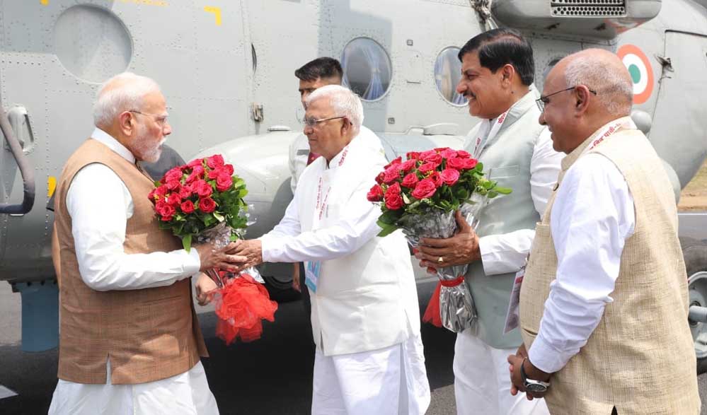 प्रधानमंत्री मोदी का इंदौर आगमन पर हुआ आत्मीय स्वागत प्रधानमंत्री मोदी का इंदौर आगमन पर हुआ आत्मीय स्वागत