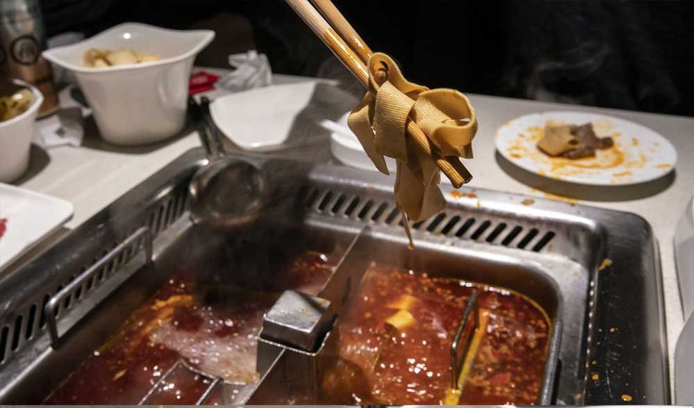 नशे में सूप में पेशाब की हरकत पड़ी भारी, माता-पिता पर लगा 2.71 करोड़ का जुर्माना नशे में सूप में पेशाब की हरकत पड़ी भारी, माता-पिता पर लगा 2.71 करोड़ का जुर्माना