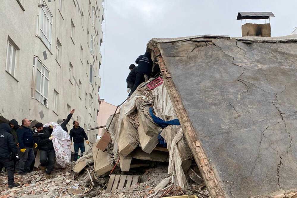 रूस में फिर कांपी धरती: 7.8 तीव्रता का भूकंप, लोगों में दहशत का माहौल रूस में फिर कांपी धरती: 7.8 तीव्रता का भूकंप, लोगों में दहशत का माहौल