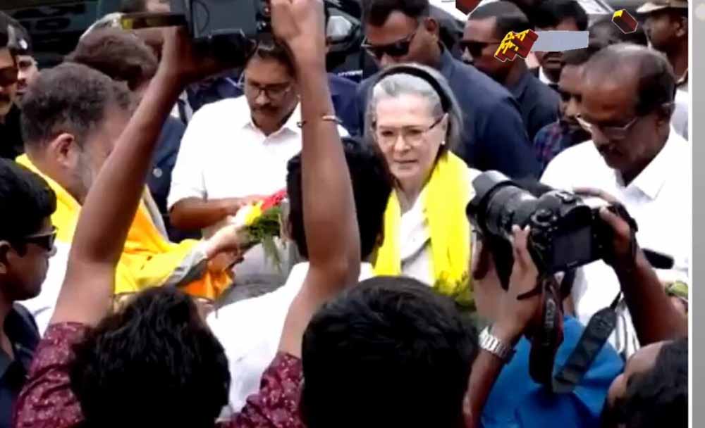 श्री नारायण गुरु समाधि कार्यक्रम में पहुंचे राहुल-प्रियंका-सोनिया, कहा- इंसानों के प्रति करुणा जरूरी श्री नारायण गुरु समाधि कार्यक्रम में पहुंचे राहुल-प्रियंका-सोनिया, कहा- इंसानों के प्रति करुणा जरूरी