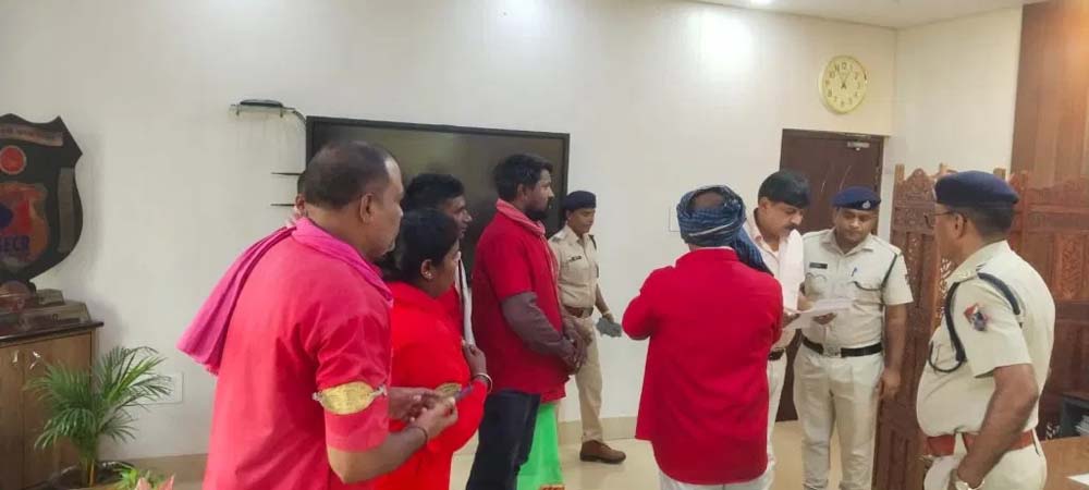 रायपुर DRM ऑफिस में कुलियों का हंगामा, बैटरी वाहनों का किया विरोध रायपुर DRM ऑफिस में कुलियों का हंगामा, बैटरी वाहनों का किया विरोध