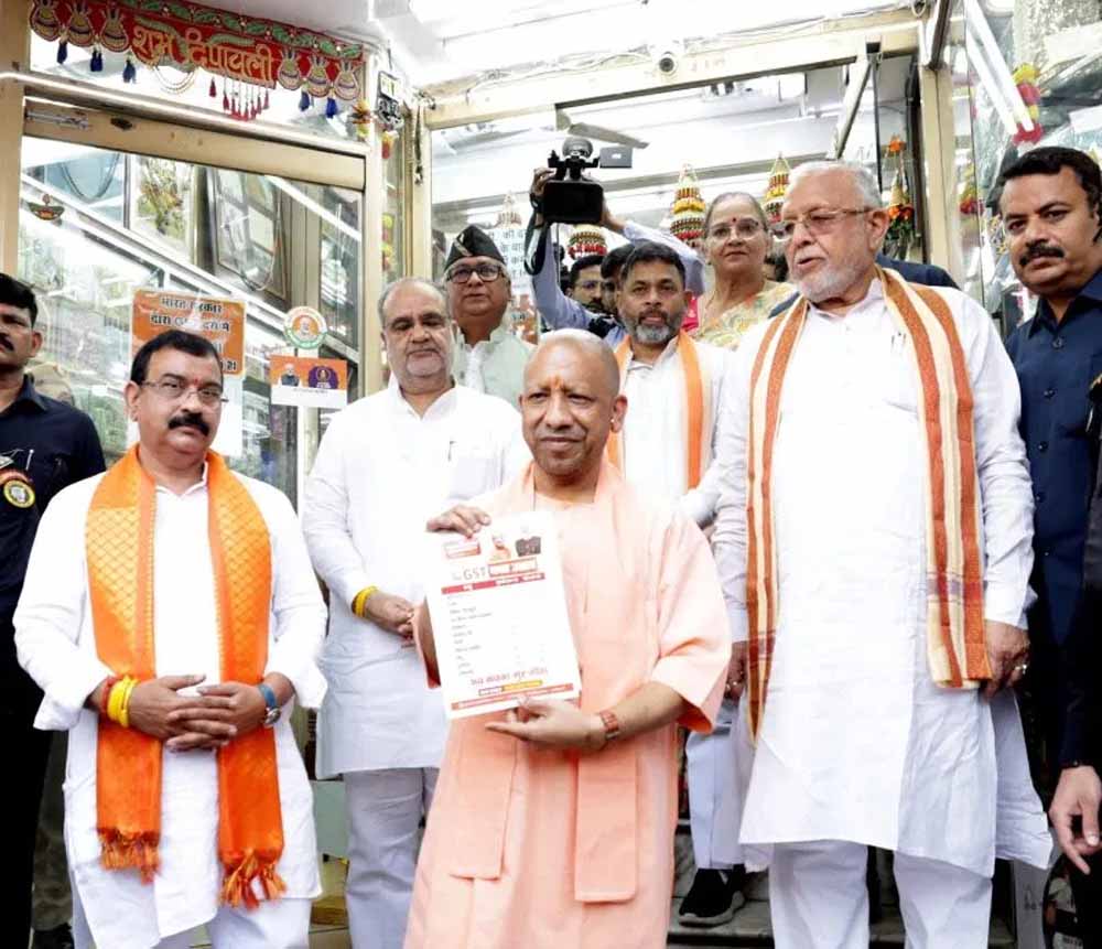 हजरतगंज बाजार में सीएम योगी का व्यापारियों से संवाद, GST सुधार से यूपी को मिला सबसे बड़ा लाभ
