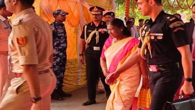 राष्ट्रपति द्रौपदी मुर्मू ने गयाजी में किया पिंडदान, साथ थे राज्यपाल आरिफ मोहम्मद खान राष्ट्रपति द्रौपदी मुर्मू ने गयाजी में किया पिंडदान, साथ थे राज्यपाल आरिफ मोहम्मद खान