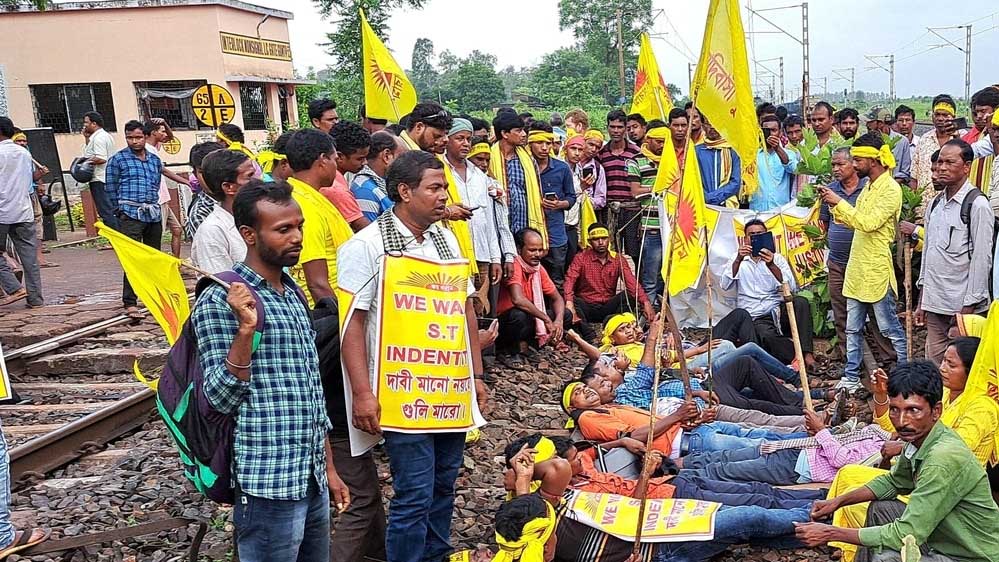 ST दर्जे की मांग को लेकर कुड़मी समाज का प्रदर्शन, पारसनाथ स्टेशन पर रोकी ट्रेनें ST दर्जे की मांग को लेकर कुड़मी समाज का प्रदर्शन, पारसनाथ स्टेशन पर रोकी ट्रेनें