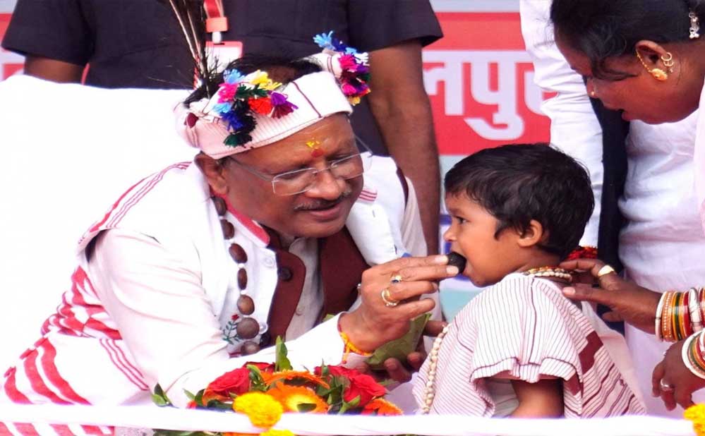 मुख्यमंत्री विष्णुदेव साय का आत्मीय और वात्सल्यपूर्ण व्यवहार : नन्ही बच्ची भूमिका बघेल को दुलारते हुए खिलाया महुआ लड्डू मुख्यमंत्री विष्णुदेव साय का आत्मीय और वात्सल्यपूर्ण व्यवहार : नन्ही बच्ची भूमिका बघेल को दुलारते हुए खिलाया महुआ लड्डू