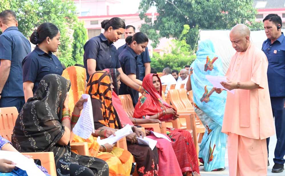 हर जरूरतमंद को दिलाएं कल्याणकारी योजनाओं का लाभ : सीएम योगी हर जरूरतमंद को दिलाएं कल्याणकारी योजनाओं का लाभ : सीएम योगी