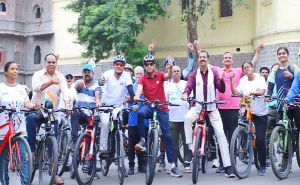 इंदौर में ‘नो कार डे’ की पहल, साइकिल से ऑफिस पहुंचे अफसर और नेता इंदौर में ‘नो कार डे’ की पहल, साइकिल से ऑफिस पहुंचे अफसर और नेता