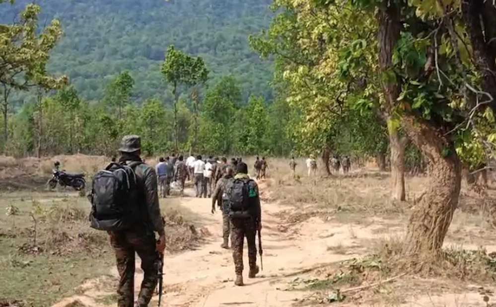 अबूझमाड़ में सुरक्षाबलों और माओवादियों के बीच मुठभेड़, एक नक्सली मारा गया अबूझमाड़ में सुरक्षाबलों और माओवादियों के बीच मुठभेड़, एक नक्सली मारा गया