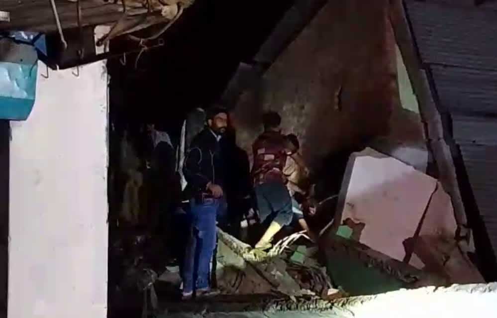 इंदौर में तीन मंजिला इमारत ढही, दो की मौत, 12 घायल; चार की हालत नाजुक इंदौर में तीन मंजिला इमारत ढही, दो की मौत, 12 घायल; चार की हालत नाजुक