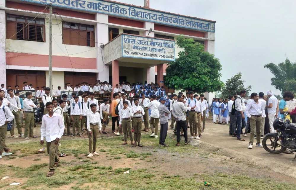 बालाघाट में शिक्षक और प्रभारी प्राचार्य के बीच झड़प, छात्रों ने किया हंगामा, शिक्षा जगत में उठे सवाल बालाघाट में शिक्षक और प्रभारी प्राचार्य के बीच झड़प, छात्रों ने किया हंगामा, शिक्षा जगत में उठे सवाल