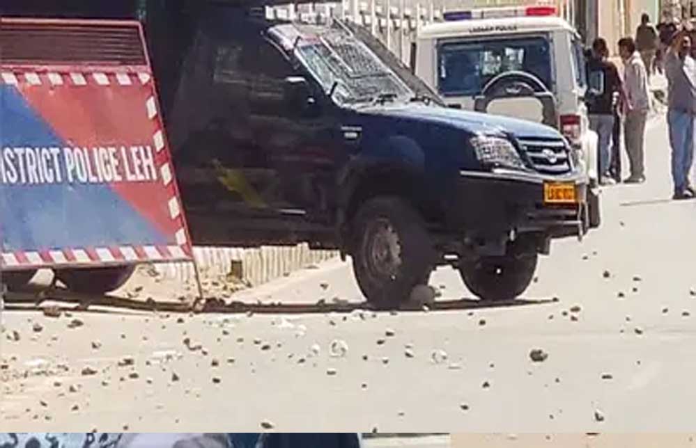लेह में कर्फ्यू का असर: सन्नाटा पसरा, इंटरनेट धीमा, चप्पे-चप्पे पर सुरक्षा तैनात लेह में कर्फ्यू का असर: सन्नाटा पसरा, इंटरनेट धीमा, चप्पे-चप्पे पर सुरक्षा तैनात