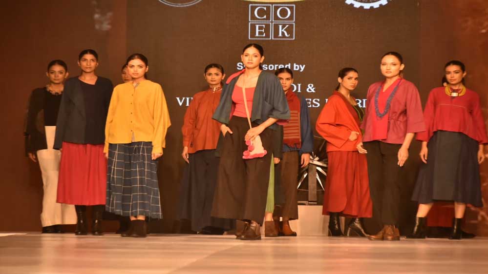 फैशन शो में खादी की बुनावट और आधुनिक डिज़ाइन का शानदार मेल देखने को मिला