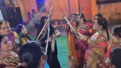 नवरात्र में डांडिया छोड़ तलवार लेकर डांस, महिलाओं का अनोखा जलवा, वीडियो वायरल नवरात्र में डांडिया छोड़ तलवार लेकर डांस, महिलाओं का अनोखा जलवा, वीडियो वायरल